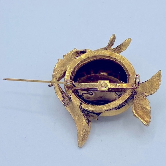 Large Vintage Textured GoldTone Fish With A large White Cabochon Pin/Brooch - Picture 2 of 5